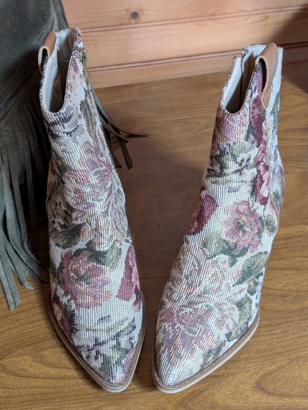 Oasis Society Women's Size 7 Karina Mauve Floral Tapestry Ankle Boots - Picture 3 of 12